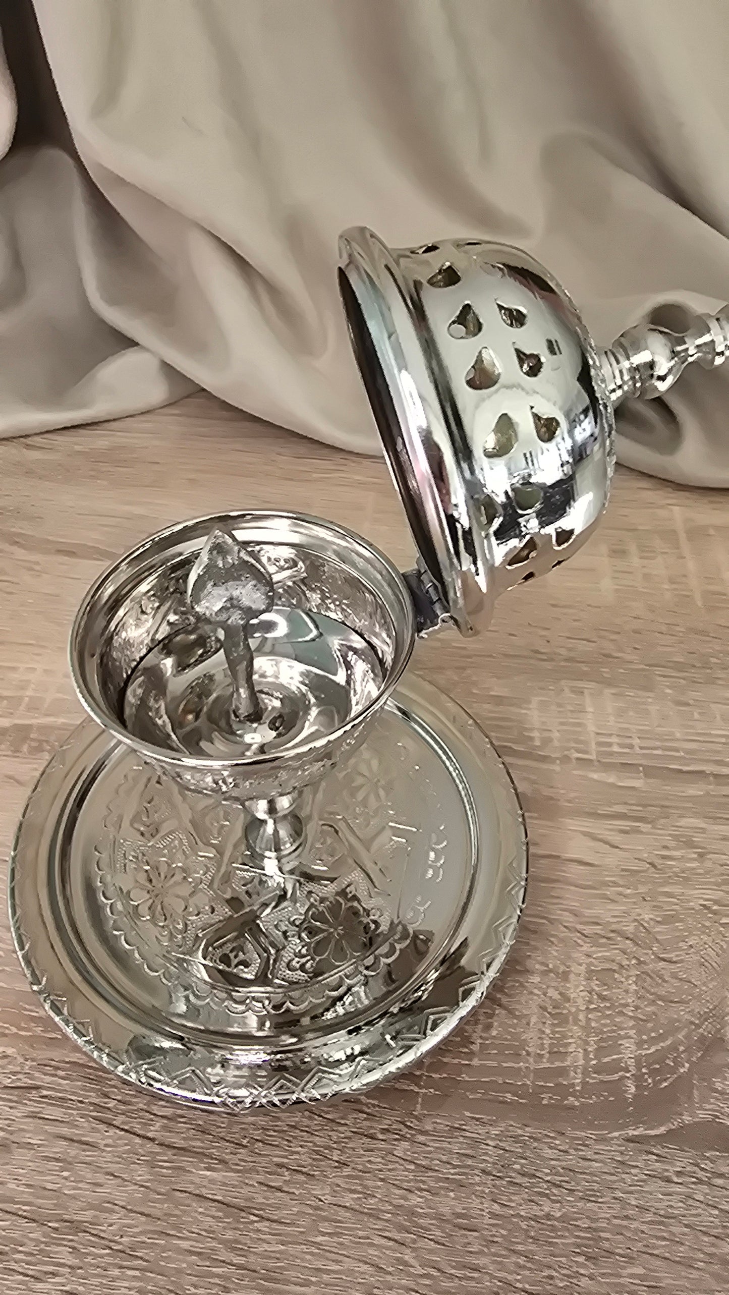 Porte encens oriental en métal argenté gravé, Lalla Fadma